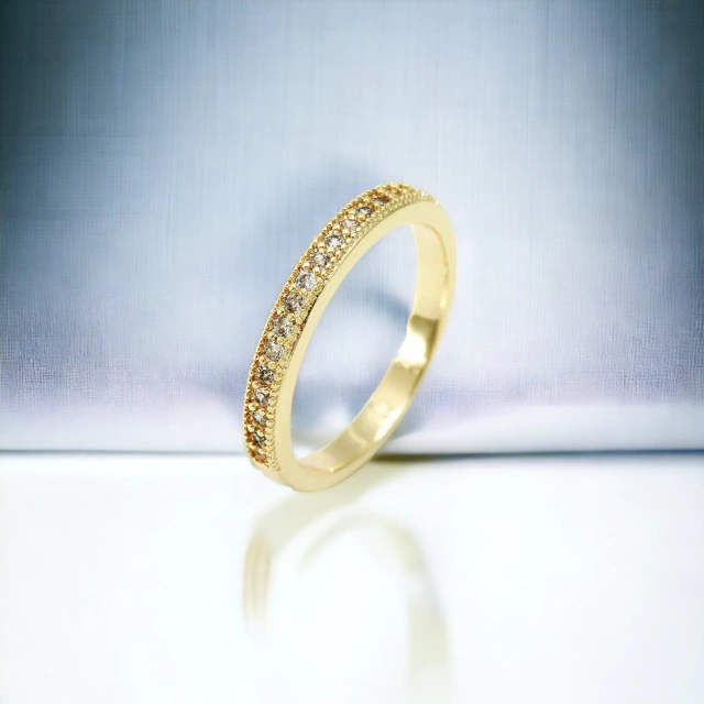 Anel Meia Aliança Banhado a Ouro 18k Cravejada Micro Zircônias Cristal